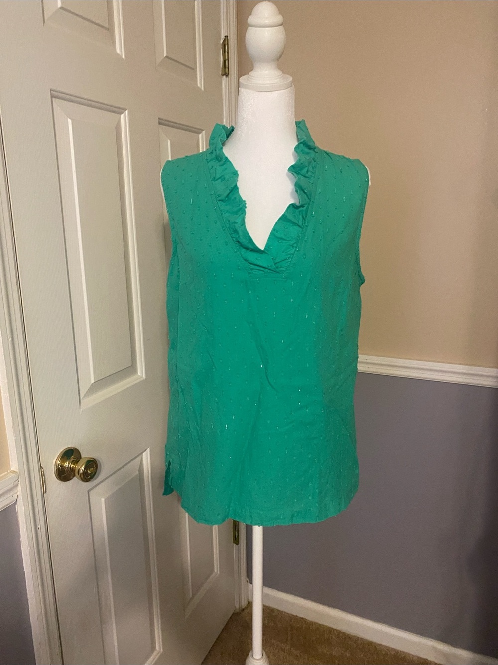 crown & ivy Kelly Green Ruffled V-Neck Sleeveless Top